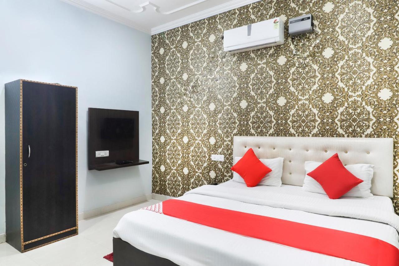 Oyo 70489 Hotel Tajvar Siwān Kültér fotó