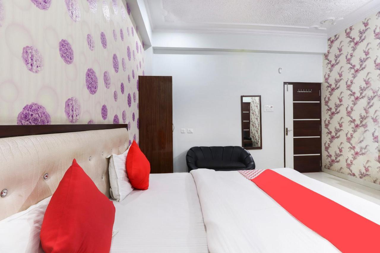 Oyo 70489 Hotel Tajvar Siwān Kültér fotó